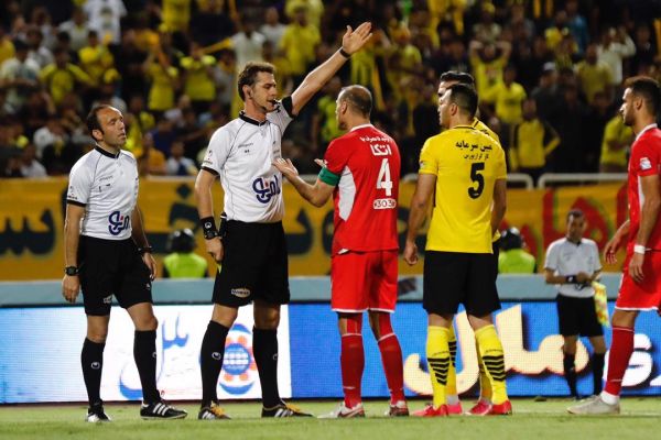 انتقاد روزنامه پیروزی از داور بازی پرسپولیس و سپاهان؛ خالق پنالتی مشکوک