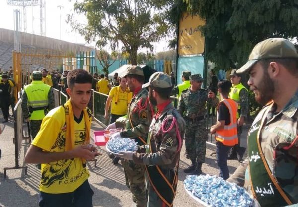  حاشیه دیدار پرسپولیس - سپاهان  پذیرایی با شربت و شیرینی از تماشاگران سپاهان