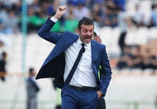 حاشیه دیدار ذوبآهن - استقلال استراماچونی اخراج شد، هواداران دوباره شعار دادند