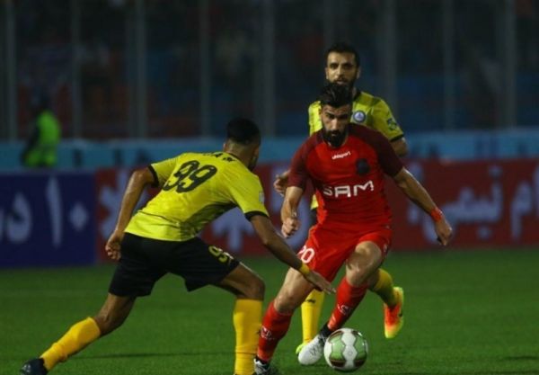 علی شجاعی ماشین سازی عقب نشسته بود و میزد زیرش