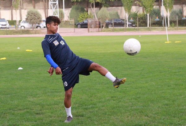  مهدی قائدی که به دلیل مصدومیت در فهرست تیم امید برای بازی با استرالیا قرار نگرفت، در تمرین امروز استقلال بدون هیچ مشکلی تمرین کرد  این عکس را کانال تلگرام رسمی باشگاه استقلال منتشر کرده است