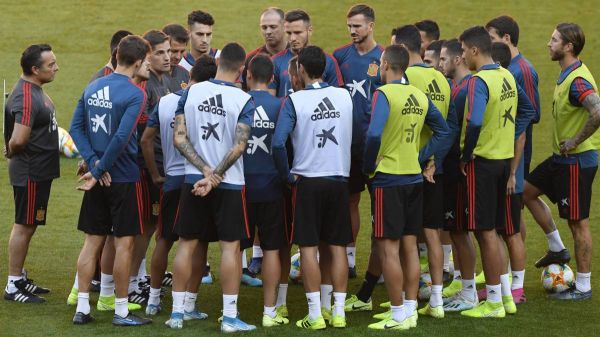 چرا اسپانیایی ها در بازی با سوئد صورتی پوش خواهند شد