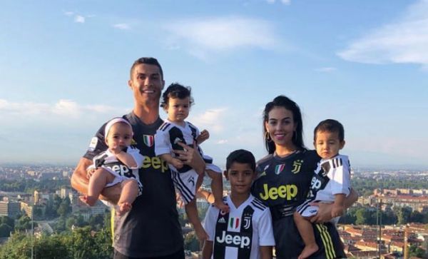 تبریک نامزد رونالدو به او به سبک جیمز باند