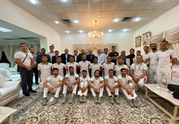  صالحی امیری در جمع بازیکنان فوتبال ساحلی  پیگیر مشکلات شما خواهم بود  تنها کشوری هستیم که در آن حق پخش فوتبال را نمی‌دهند