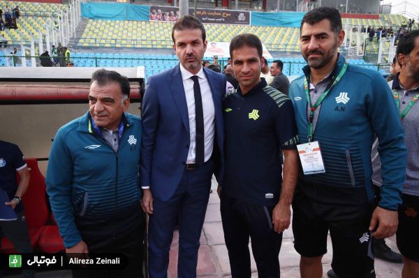  حضور کادرفنی پرسپولیس در دیدار سایپا و استقلال  دسته‌گل دو بازیکن برای سرمربی سایپا
