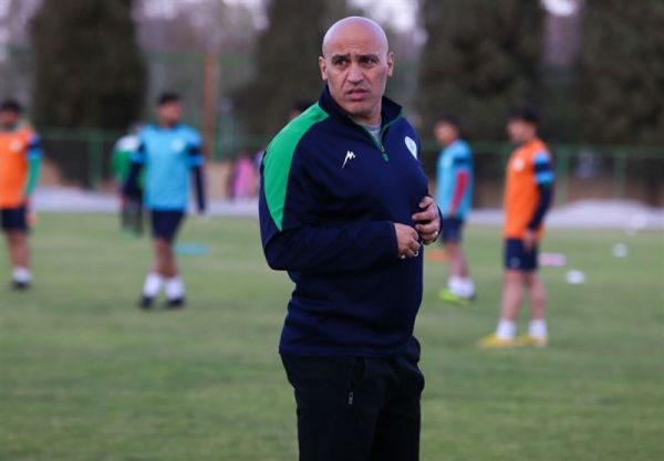 شعار هواداران ذوبآهن علیه منصوریان