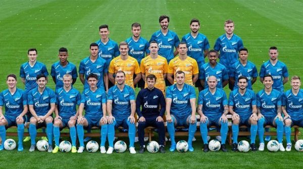  خبرگزاری تسنیم با انتشار این عکس نوشته  تفاوت ژست سردار آزمون در عکس تیمی زنیت مورد توجه سایت اسپورت باکس روسیه قرار گرفته است