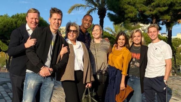 گردهمایی هلندی ها در بارسلونا کومان، کلایورت و دی یونگ با خانواده