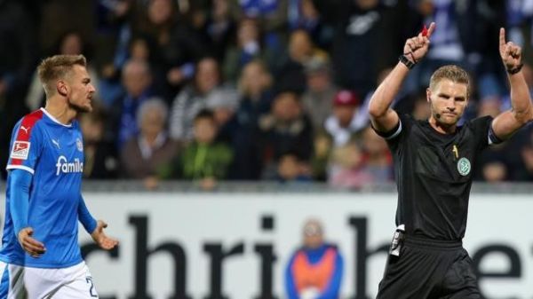 عکس داستان عجیب بازیکنی که از نیمکت به تیم حریف پنالتی داد