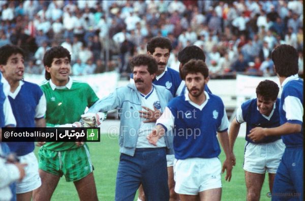  نوستالژى به مناسبت سومين سالگرد درگذشت منصورپورحيدرى  ٤ خرداد١٣٦٩، سوت پايان فينال ليگ قدس و قهرمانى استقلال به مربيگرى زنده ياد منصورپورحيدرى در اولين ليگ بعد از انقلاب  ورمزيار، قلعه نويى، فنونى زاده ، عابدزاده ، شاهرخ و شاهين بيانى در تصوير حضور دارند