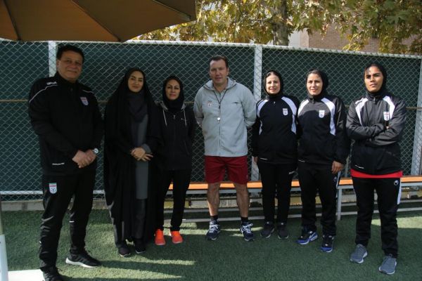  سایت فدراسیون فوتبال با انتشار این عکس نوشت  مریم آزمون سرمربی تیم ملی فوتبال بانوان زیر 23 سال به همراه کادر فنی خود در تمرین تیم ملی حضور یافت