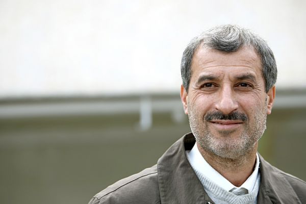  مایلی‌ کهن  کی‌ روش بیل‌ زن بود، باغچه کلمبیا را بیل می‌ زد