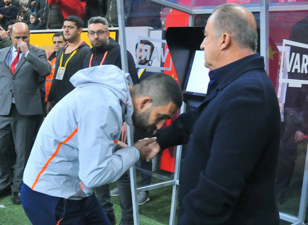  آردا توران به دستبوس فاتح تریم رفت؛ آشتی کنان درترکیه