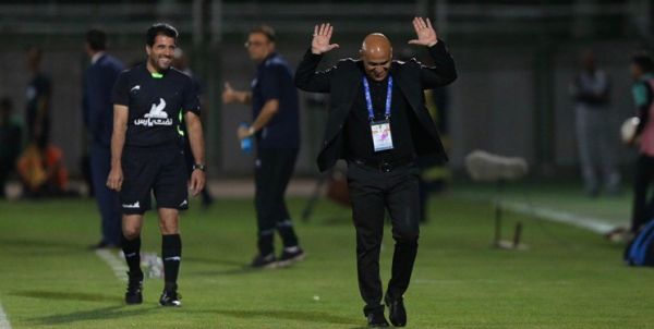  خوش و بش منصوریان و نکونام در هوای آلوده فولادشهر رجب‌زاده تماشاگر ویژه بازی