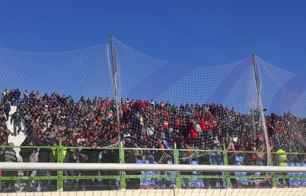 حاشیه دیدار نساجی و استقلال کریخوانی مازندرانیها برای استقلال و تماشای مسابقه از روی پشتبام