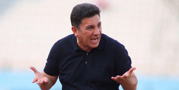 عصبانیت قلعهنویی از 2 بازیکن و ورود سرمربی سپاهان به زمین مسابقه