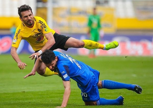 حاشیه دیدار سپاهان و استقلال خوش و بش 2 استقلالی با مدافع سپاهان