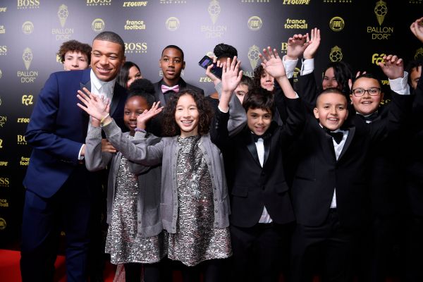 عکس امباپه و فامیل پرجمعیتش در مراسم توپ طلا