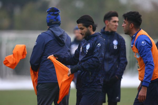 بارش باران تمرین استقلال را به روی هواداران بست