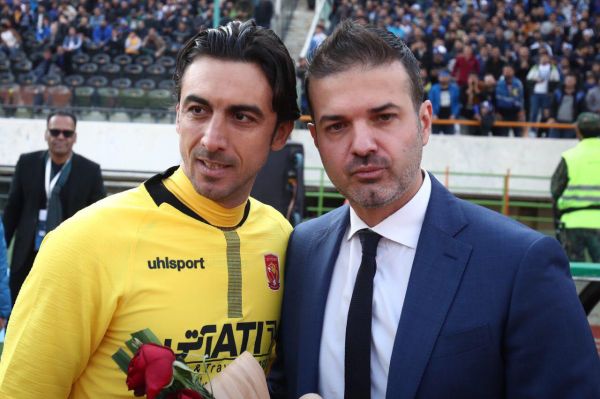 حاشیه دیدار استقلال و شهرخودرو دسته گل رحمتی برای استراماچونی