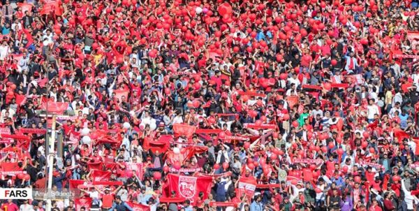 حاشیه تراکتور و شاهین؛ ناراحتی ناظر بازی از حضور کامیونها حضور هواداران با پتو