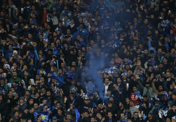 حاشیه دیدار پیکان - استقلال؛ ورود بازیکنان استقلال با چشمانی اشکبار و شعار علیه وزیر ورزش