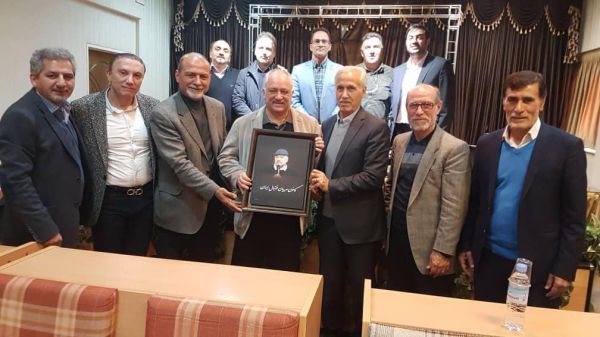 تجلیل از بهمن فروتن در نشست کانون مربیان