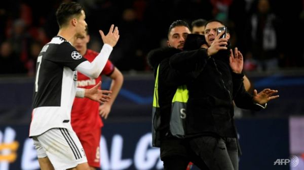  عکس   عصبانیت رونالدو از درخواست سلفی جیمی جامپ در زمین