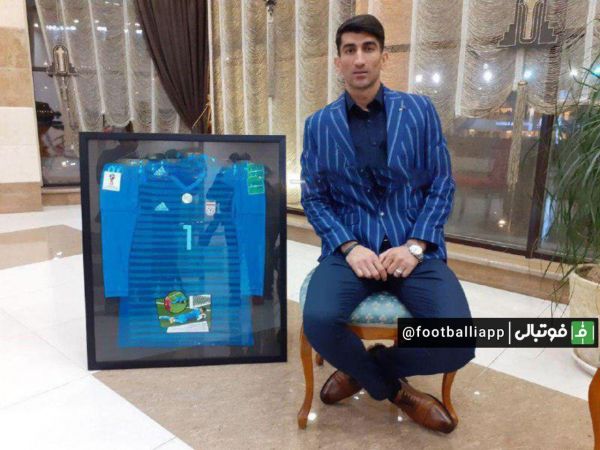  پیراهن علیرضا بیرانوند که در دیدار مقابل پرتغال برتن کرده بود برای حمایت از سیل زدگان استان لرستان با حضور مدیرعامل پرسپولیس به‌فروش رسید