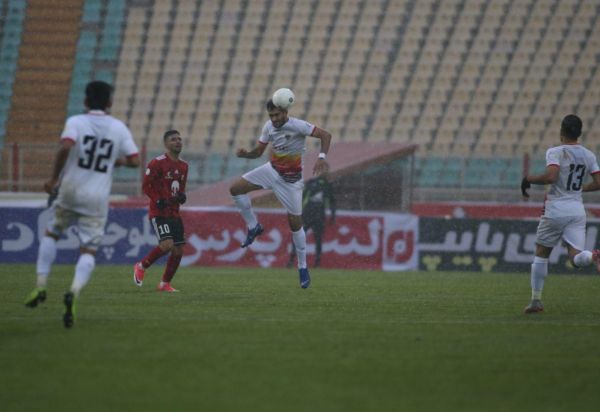  آغاسی  خانزاده پاس گل خوبی را با دست داد