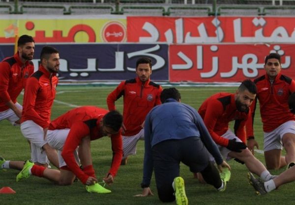 شارژ مالی بازیکنان نساجی قبل از بازی مقابل پرسپولیس کارت بازی ۲ بازیکن صادر شد