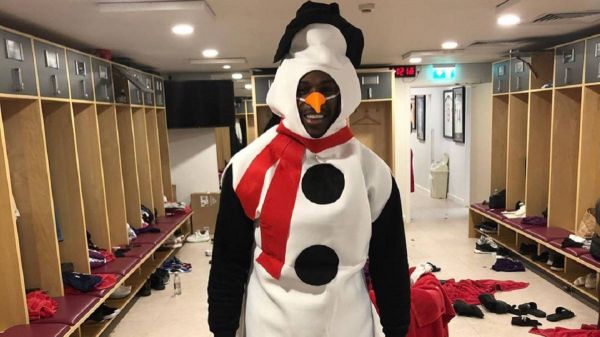 لباس عجیب هافبک کناری وستهام در رختکن؛ آدم برفی