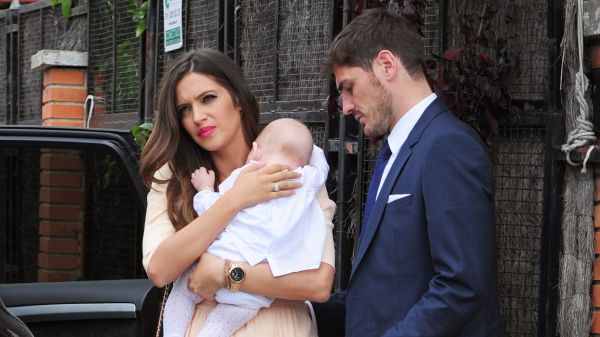 همسر کاسیاس دروغ است، ایکر خسیس نیست