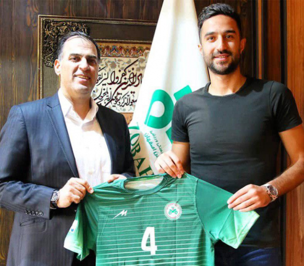  هادی محمدی مدافع ذوب آهن اصفهان صبح امروز با حضور در باشگاه قرارداد خود با تیم ذوب آهن را به مدت دوفصل دیگر تمدید کرد