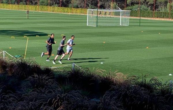 فاندایک در کنار تیمی به جز لیورپول تمرین میکند