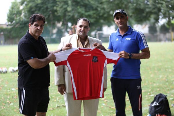 مالک نساجی جدی پای کار ایستاده ام