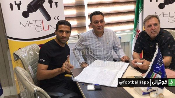  مسعود ریگی هافبک جدید استقلال با حضور در هیات فوتبال استان تهران قراردادش را با آبی‌ها ثبت کرد