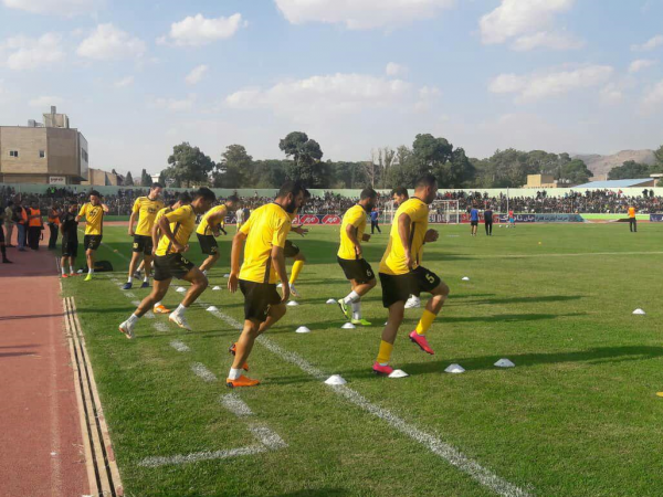 ورزشگاه تختی خرمآباد پر شد هواداران خیبر، کاپیتان لرتبار سپاهان را تشویق کردند