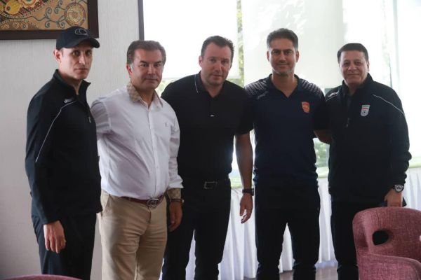  حميد استيلى و يحيى گل محمدى پيش از مسابقه تداركاتى امروز در مركز ملى فوتبال با مارك ويلموتس ديدار و گفت و گو كردند