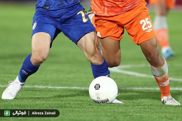  لحظه‌ای که داریوش شجاعیان از ناحیه رباط صلیبی پای چپ مصدوم شد  این صحنه را علیرضا زینلی عکاس پایگاه خبری فوتبالی شکار کرده است