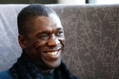 سیدورف در جمع بچههای بیسرپرست و معلول شگفتزده و پابهتوپ شد