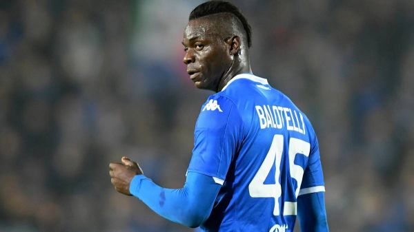 پلاکارد نژادپرستانه علیه بالوتلی در ایتالیا تو آفریقایی هستی