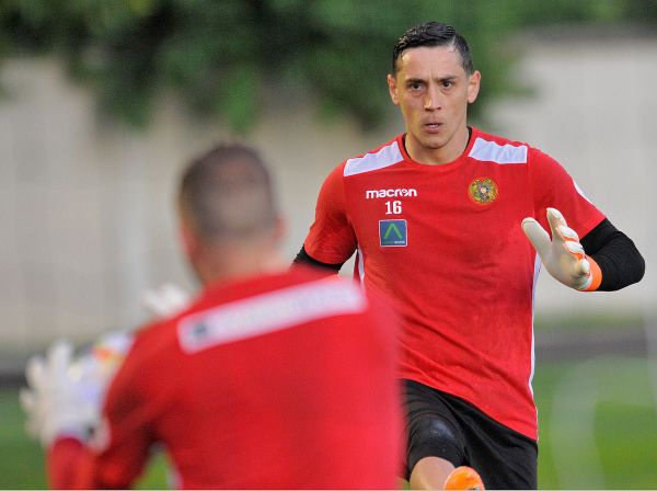 هایراپتیان رفتار بازیکنان پیکان با سرمربی جالب است