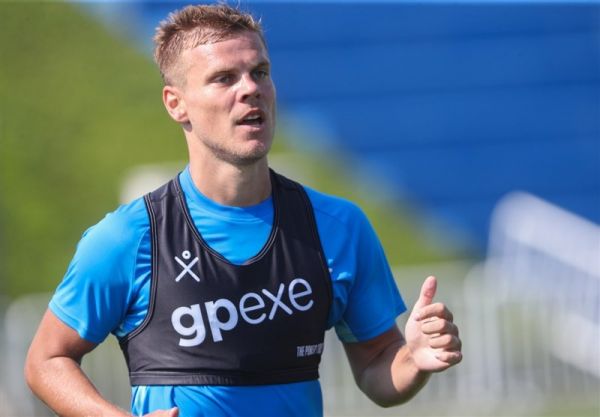  رقیب سردار آزمون زنیت را ترک کرد