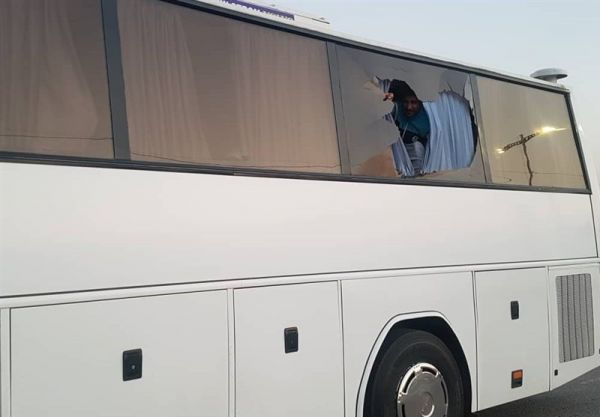 شکسته شدن شیشه اتوبوس استقلال خوزستان پس از باخت در دیداری تدارکاتی