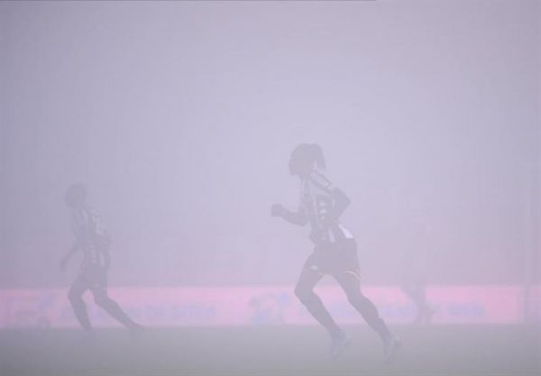  مه شدید بازی تیم رضایی و قلی‌زاده را متوقف کرد