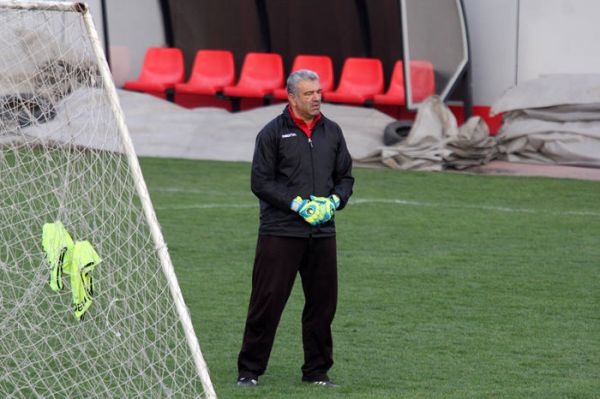 بازیکنان پرسپولیس با تصویر مرحوم باقری وارد زمین میشوند