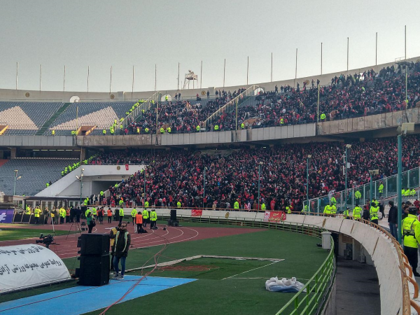 حواشی پرسپولیس - تراکتور درگیری هواداران تراکتور با ماموران روی سکو