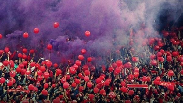 حاشیه بازی تراکتور و ذوب آهن تشویق دو بازیکن حریف و نارضایتی از سکوهای برفی