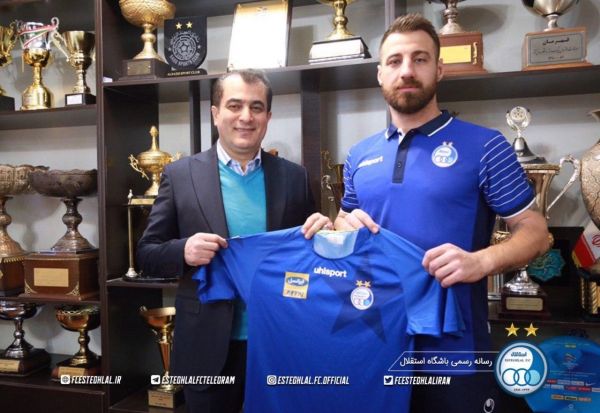  نیکولای بودوروف مدافع بلغار استقلال پس از پشت سر گذاشتن تست‌های پزشکی و توافقات نهایی با مدیران استقلال، صبح امروز همراه با اسماعیل خلیل‌زاده در مراسم پیراهن خود شرکت کرد